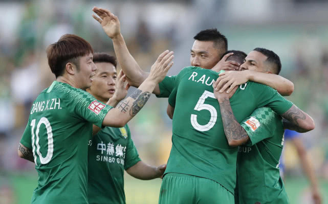  法兰克福主场球迷抗议俱乐部管理层决策引关注  