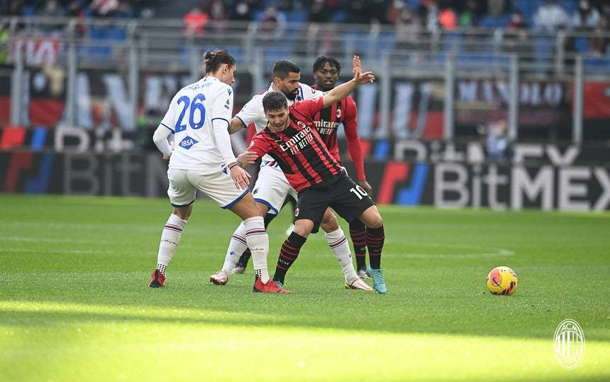  国际米兰主场大胜尤文图斯登顶积分榜  